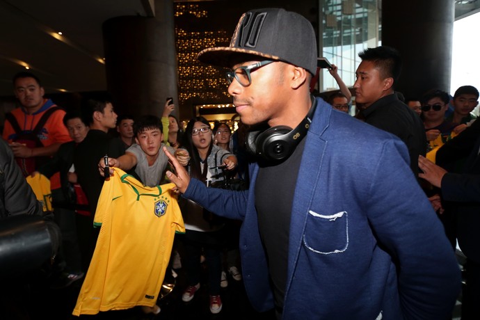 Robinho se apresenta à Seleção na China (Foto: Heuler Andrey / Mowa Press)