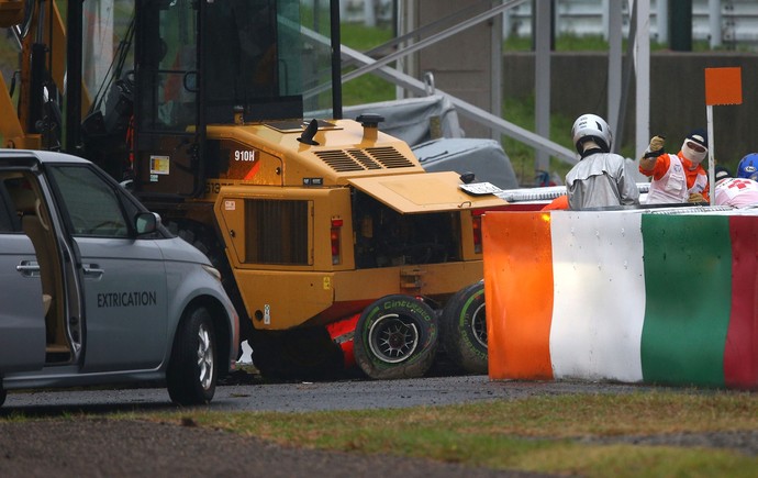 Jules Bianchi bateu com Marussia em trator durante GP do Japão (Foto: Getty Images)