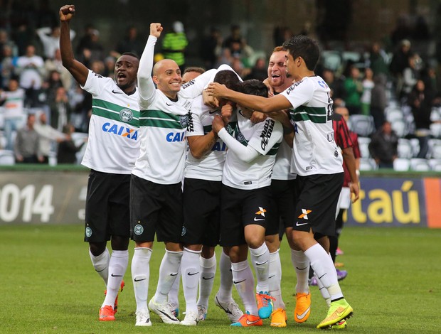 Helder do Coritiba comemora gol (Foto: Futura Press)