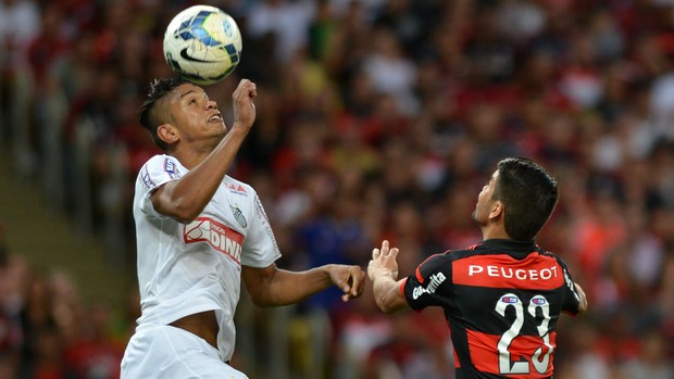 Flamengo x Santos - Eduardo disputa com David (Foto: Andre Durão )