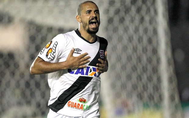 Douglas Silva comemora gol do Vasco contra o Bragantino (Foto: André Mourão / Agência estado)