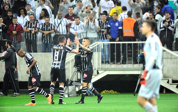 Paolo Guerrero comemora gol do Corinthians contra o Atlético-mg (Foto: Marcos Ribolli)