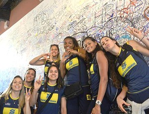 Meninas do Vôlei na parede de recados da Casa da Julieta (Foto: Divulgação / CBV)