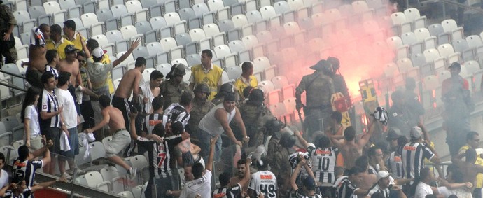 Sinalizador torcida Atlético-MG x Cruzeiro (Foto: Rafael Araújo)