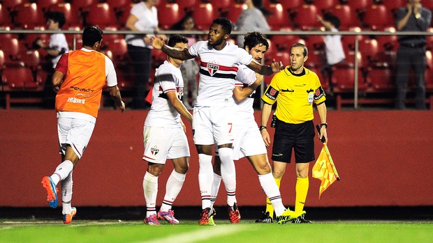 Michel Bastos gol São Paulo x Huachipato-CHI (Foto: Marcos Ribolli)