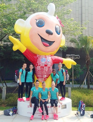 Ginastas americanas posam ao lado de mascote gigante (Foto: Reprodução/Instagram)