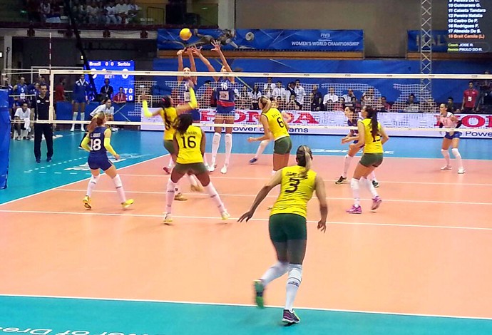 Brasil x Sérvia vôlei feminino (Foto: Lydia Gismondi)