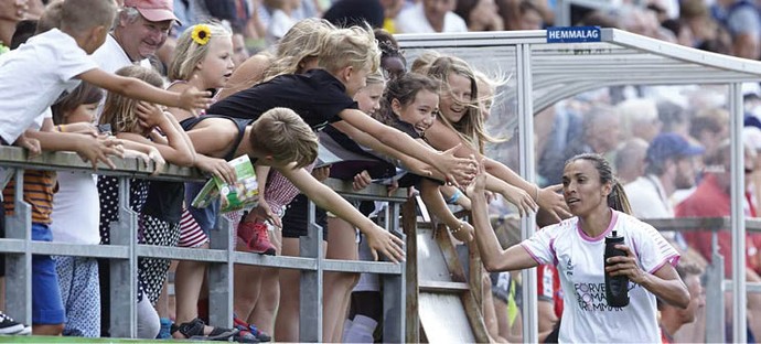 Marta é cumprimentada pelos fãs no jogo contra o Goteborg (Foto: Reprodução site oficial Rosengard)