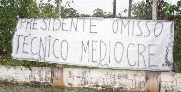 Protesto contra Mano Menezes (Foto: Rodrigo Faber/GloboEsporte.com)