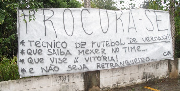 Protesto contra Mano Menezes (Foto: Rodrigo Faber/GloboEsporte.com)