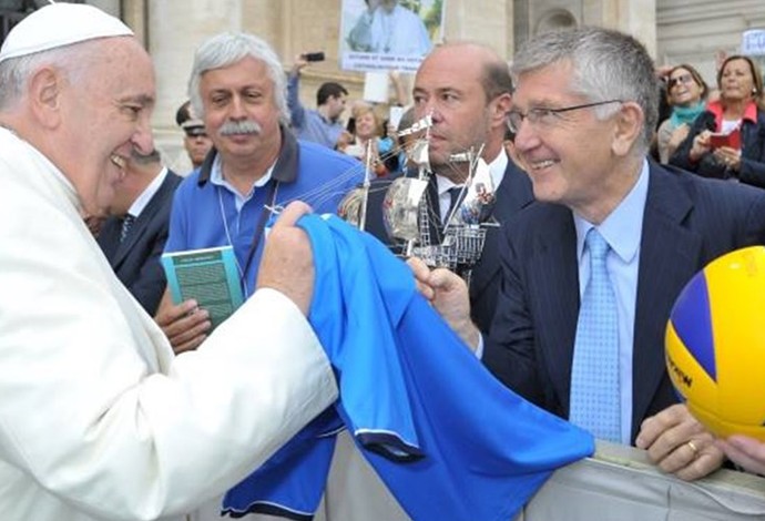 papa francisco recebe bola volei (Foto: Divulgação/FIVB)