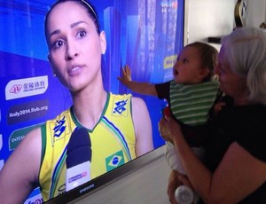 Jaqueline posta foto do filho no colo na avô e a assistindo pela televisão (Foto: Reprodução/Instagram)