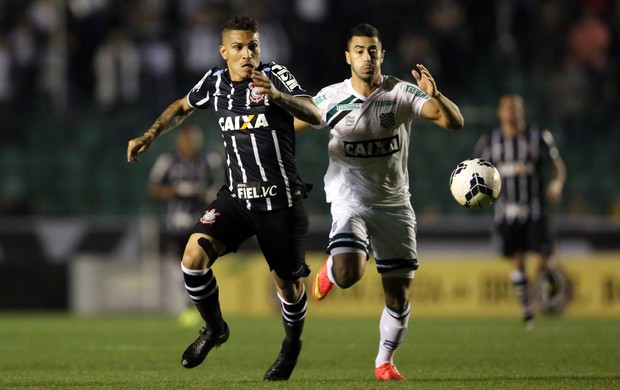 Marcos Pedroso e Guerrero Corinthians x Figueirense (Foto: Getty Images)