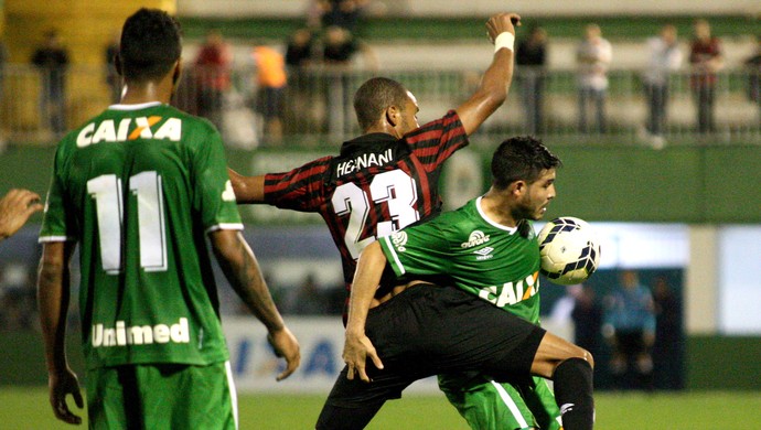 Zezinho e Hernani Chapecoense x Atlético-PR (Foto: Getty Images)