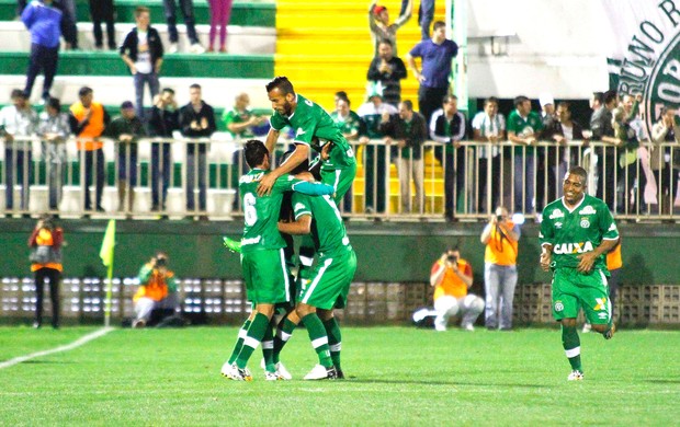 Comemoração do Chapecoense contra o Atlético-PR (Foto: Jardel da Costa / Agência estado)