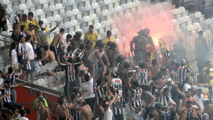 Sinalizador torcida Atlético-MG x Cruzeiro (Foto: Rafael Araújo)