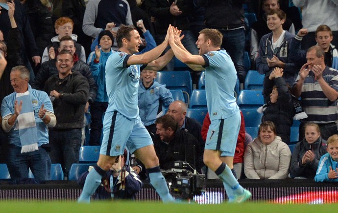 Manchester City - Lampard comemora gol com James Milner (Foto: AFP)