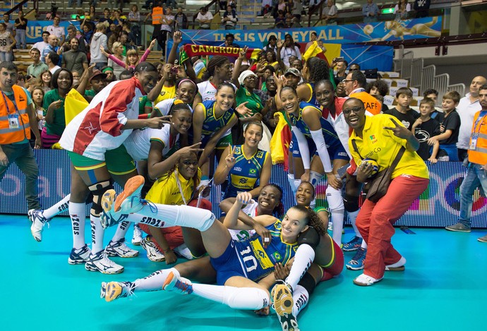 Brasil e Camarões vôlei feminino (Foto: Divulgação / FIVB)