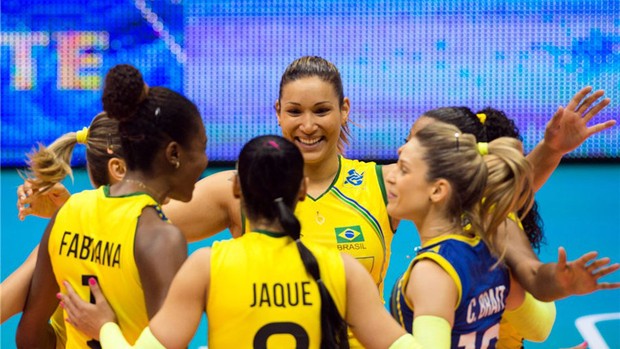 Mundial de vôlei feminino - Brasil x Bulgária - jogadoras comemoram ponto (Foto: Divulgação / FIVB)