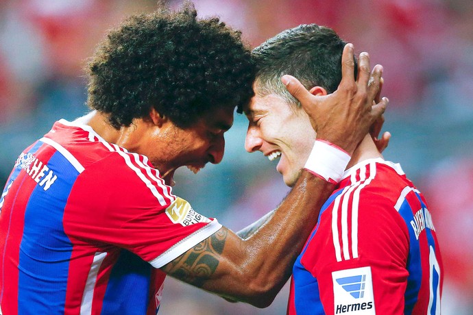 Lewandowski e Dante, Bayer de Munique x Paderborn (Foto: Reuters)