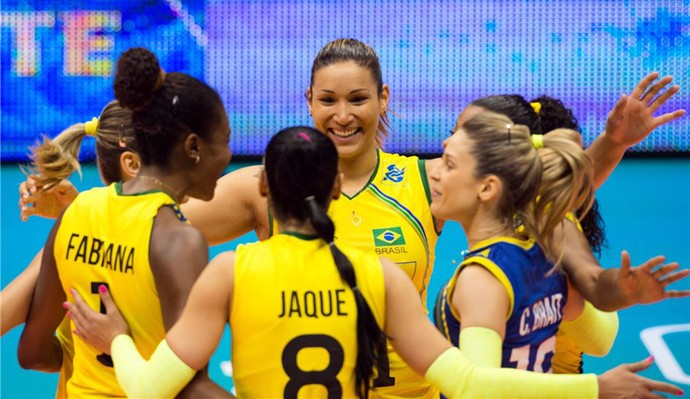 Mundial de vôlei feminino - Brasil x Bulgária - jogadoras comemoram ponto (Foto: Divulgação / FIVB)