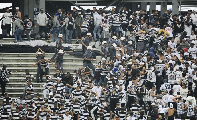 Briga na torcida do Corinthians (Foto: Marcos Ribolli)