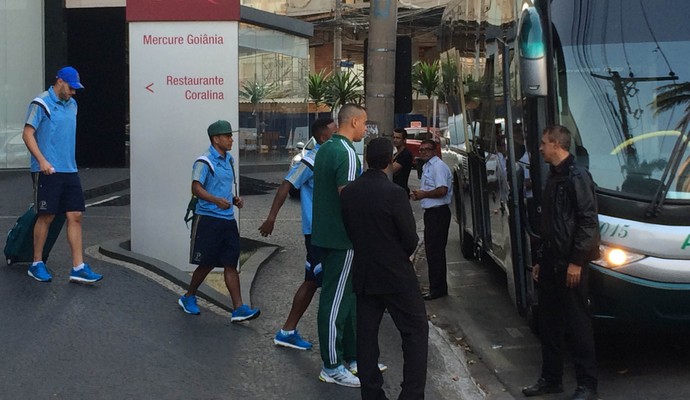 Jogadores do Palmeiras -  Deola, Fábio, Mazinho e Patrick Vieira - entrando no ônibus tranqüilos em Goiânia (Foto: Marcelo Hazan (GloboEsporte.com))