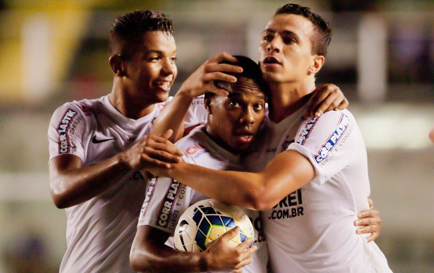 Robinho e Leandro Damião gol Santos (Foto: Delamonica / Ag. Estado)