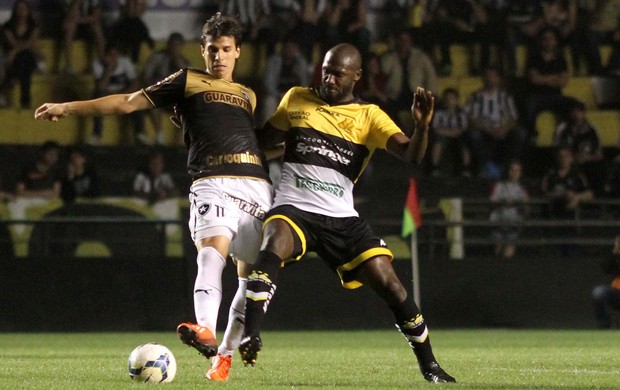 Zeballos do Botafogo RJ e Rodrigo Souza do Criciúma (Foto: Fernando Ribeiro / Ag. Estado)