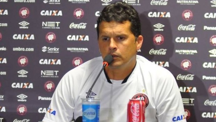 Claudinei Oliveira, técnico do Atlético-PR (Foto: Site oficial do Atlético-PR/Divulgação)