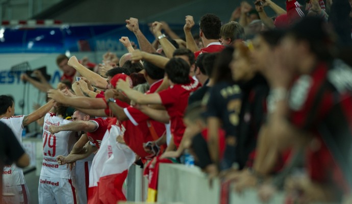 Jogadores do Inter comemoram gol com a torcida (Foto: Alexandre Lops/Inter)