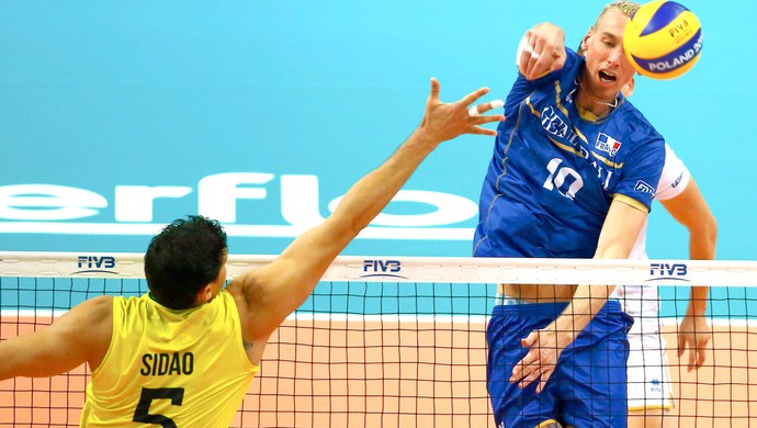 Sidão e Kevin Le Rox, França X Brasil - mundial de vôlei (Foto: Agência Reuters)