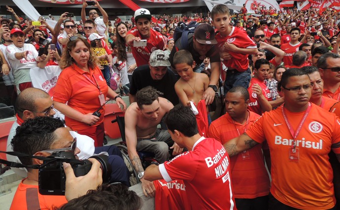 Nilmar distribui autógrafos na apresentação no Beira-Rio como novo reforço do Inter (Foto: Tomás Hammes/GloboEsporte.com)