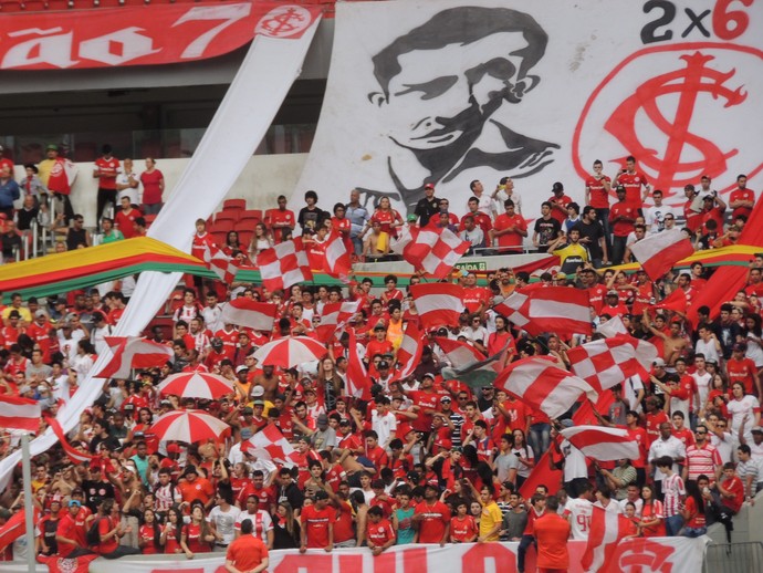 Torcida do Inter comparece em bom número ao Beira-Rio para a apresentação de Nilmar  (Foto: Tomás Hammes/GloboEsporte.com)