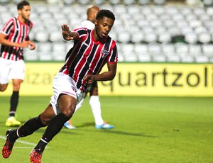 Michel bastos comemora gol do São Paulo contra o Coritiba (Foto: Joka Madruga / Futura Press)