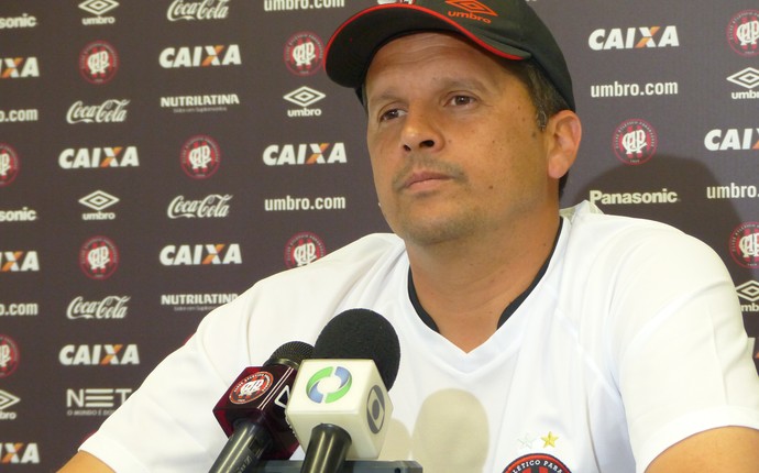 Técnico Claudinei Oliveira, do Atlético-PR (Foto: Monique Silva)