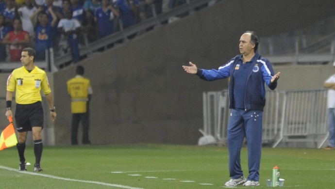 Marcelo Oliveira comandou o Cruzeiro na vitória sobre o Atlético-PR no Mineirão (Foto: Gualter Naves/Light Press)