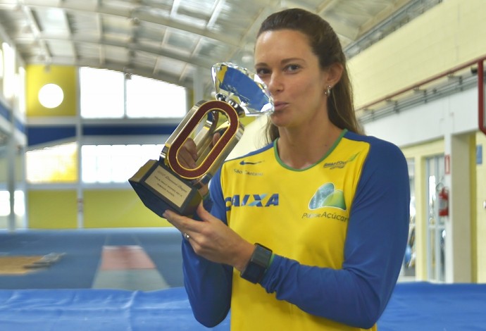 Fabiana Murer troféu (Foto: Osvaldo F./Contrapé)