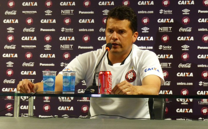 Claudinei Oliveira, técnico do Atlético-PR (Foto: Monique Silva)