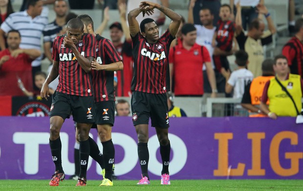 Jogadores do Atlético-PR comemoram gol (Foto: Getty)