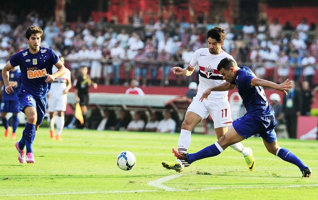 São Paulo x Cruzeiro - Pato disputa jogada (Foto: Marcos Ribolli)