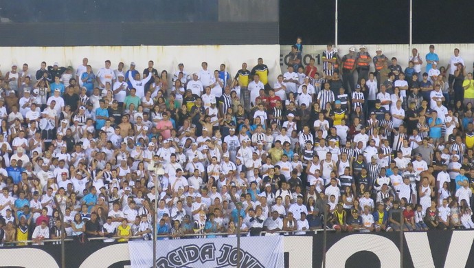 Torcida do Santos protesta contra o presidente Odílio Rodrigues (Foto: Bruno Giufrida)