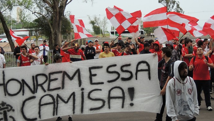 Torcida Inter protesto Beira-Rio (Foto: Tomás Hammes / GloboEsporte.com)