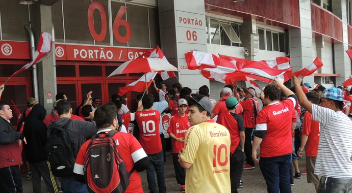 Torcida Inter protesto Beira-Rio (Foto: Tomás Hammes / GloboEsporte.com)