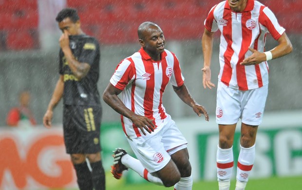 Náutico x Ceará gol Sassá (Foto: Aldo Carneiro/Pernambuco Press)