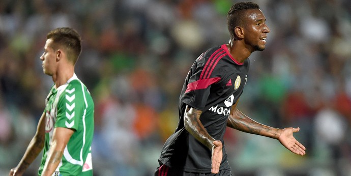 Talisca comemora gol do Benfica contra o Vitória de Setúbal (Foto: Agência AFP)