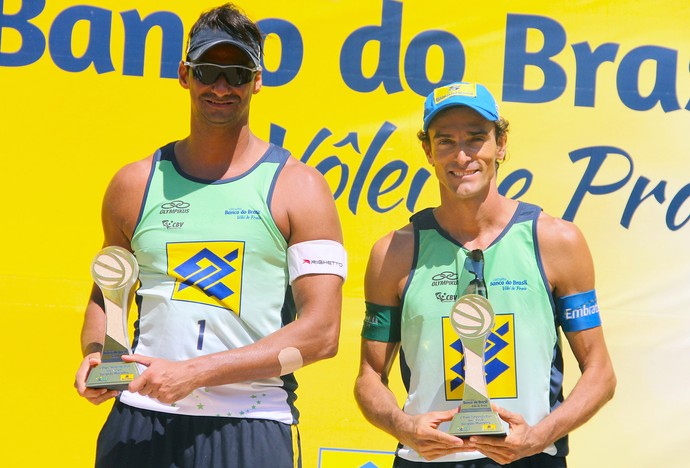 Ricardo e Emanuel comemoração vôlei de praia etapa Vitória (Foto: Paulo Frank / CBV)