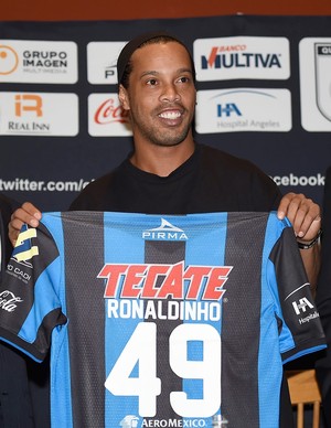 ronaldinho gaucho queretaro apresentação (Foto: AFP)