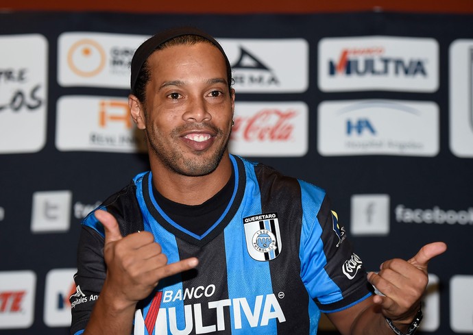 ronaldinho gaucho queretaro apresentação (Foto: AFP)