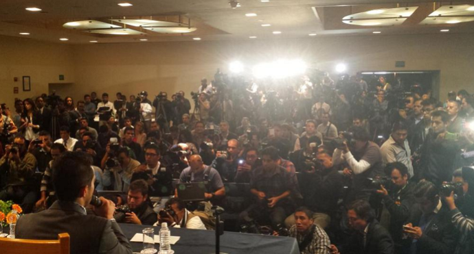 Jornalistas na coletiva de Ronaldinho no Queretaro (Foto: Reprodução)